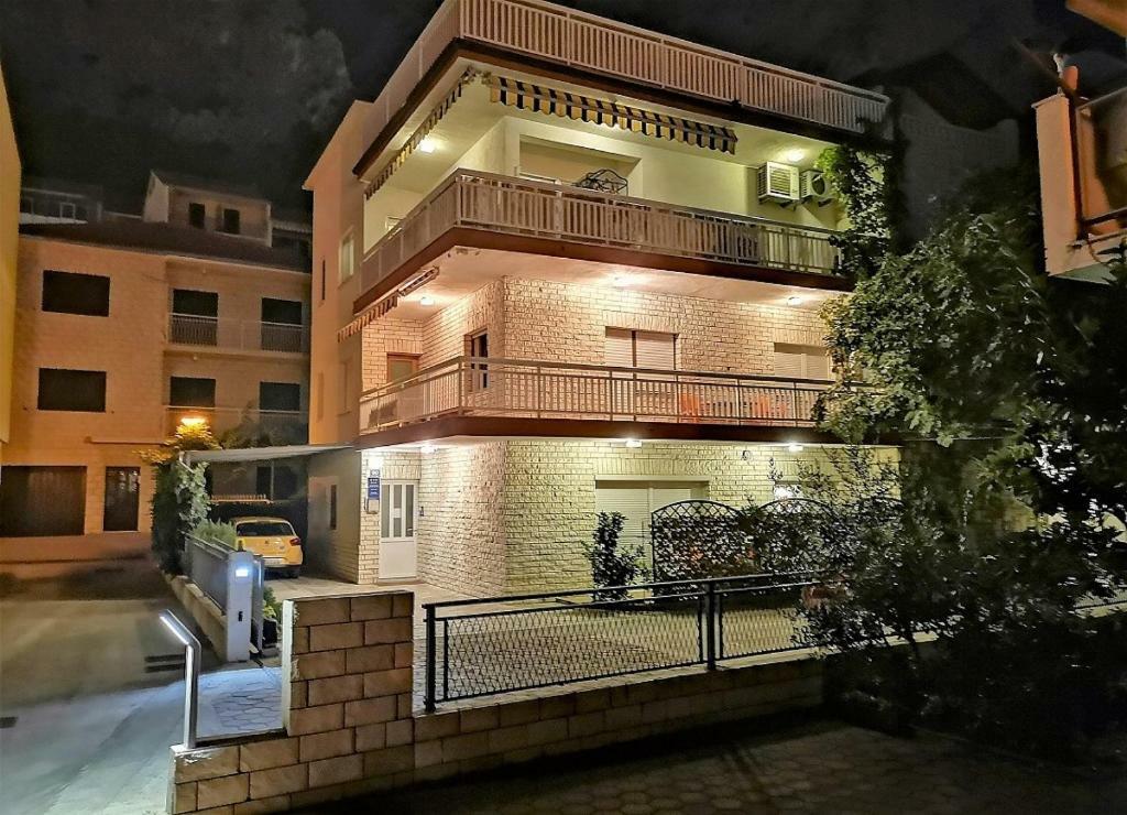 Apartments Neven Омиш Экстерьер фото
