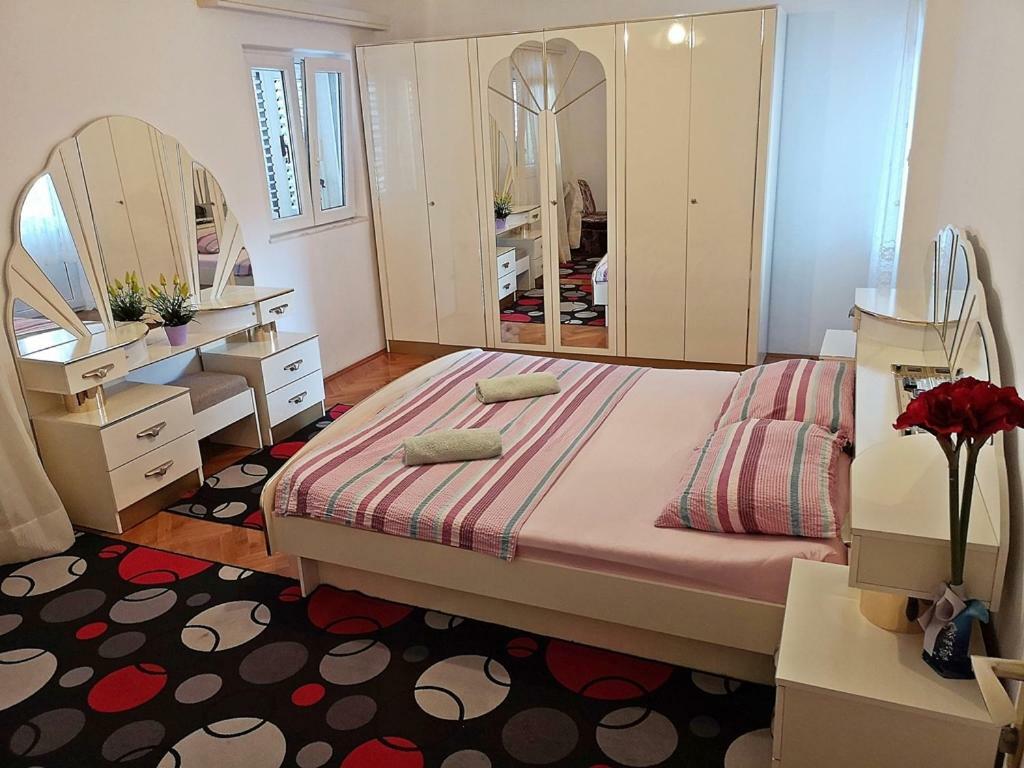 Apartments Neven Омиш Экстерьер фото